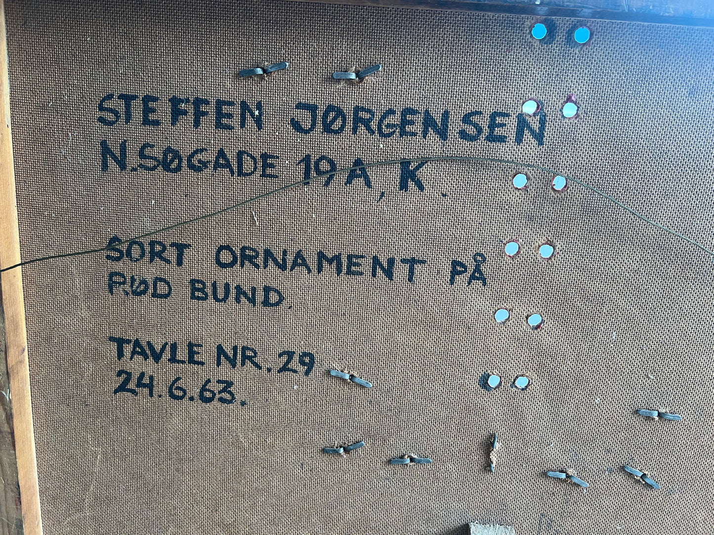 Steffen Jørgensen. “Sort ornament på rød bund”, 1963